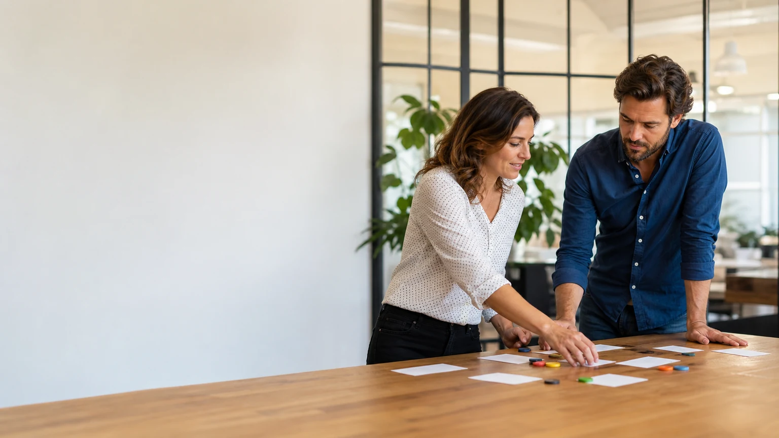 Deux responsables de PME organisent leurs priorités marketing